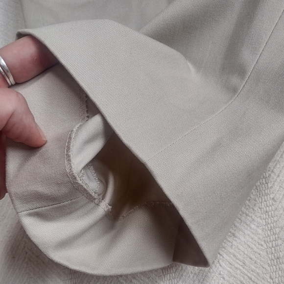 Faconnable Women's Light Khaki 11" Pleated Shorts, W's 6, NWOT Perfect Condition - Picture 6 of 9